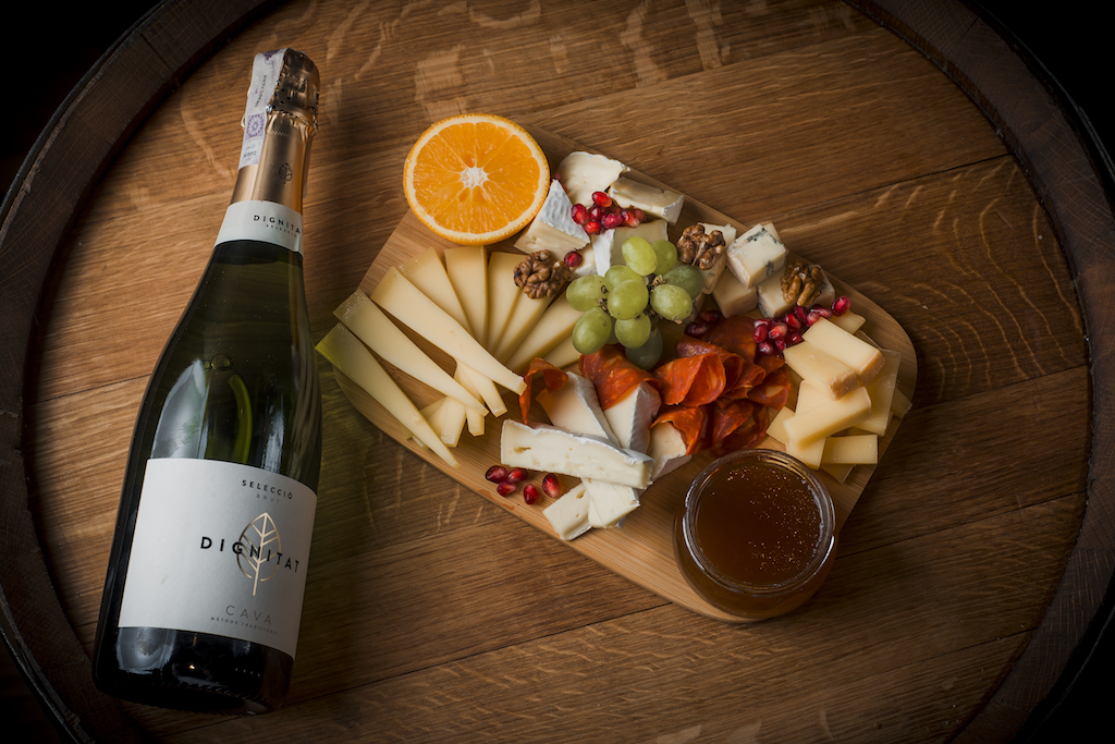 Placă de brânzeturi cu acompaniamente și șampanie