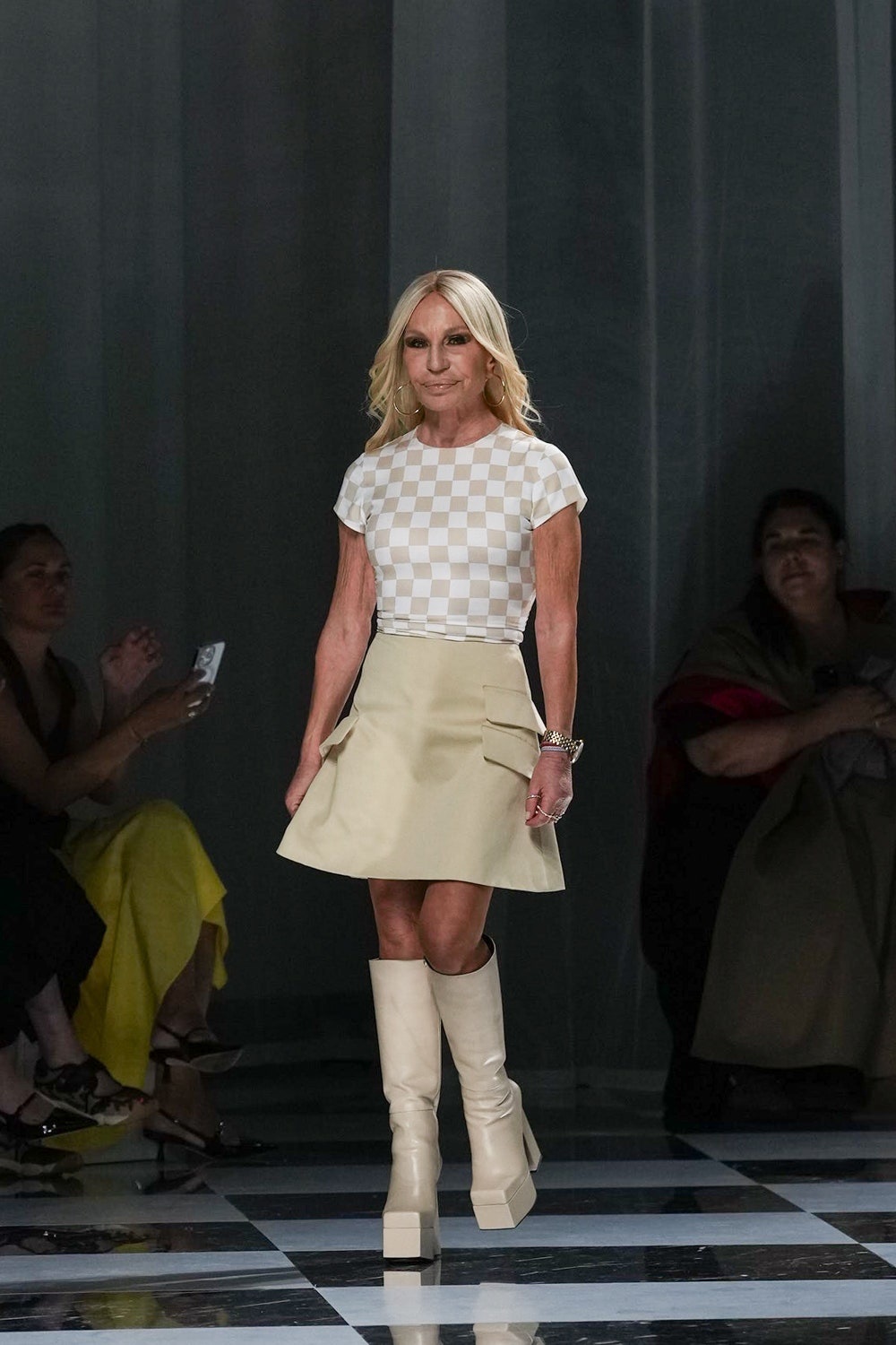 Donatella Versace pleacă