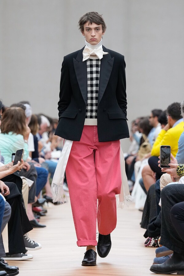 Jonathan Anderson pentru Dior8