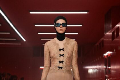 Cel mai recent spectacol Valentino se joacă cu intimitatea