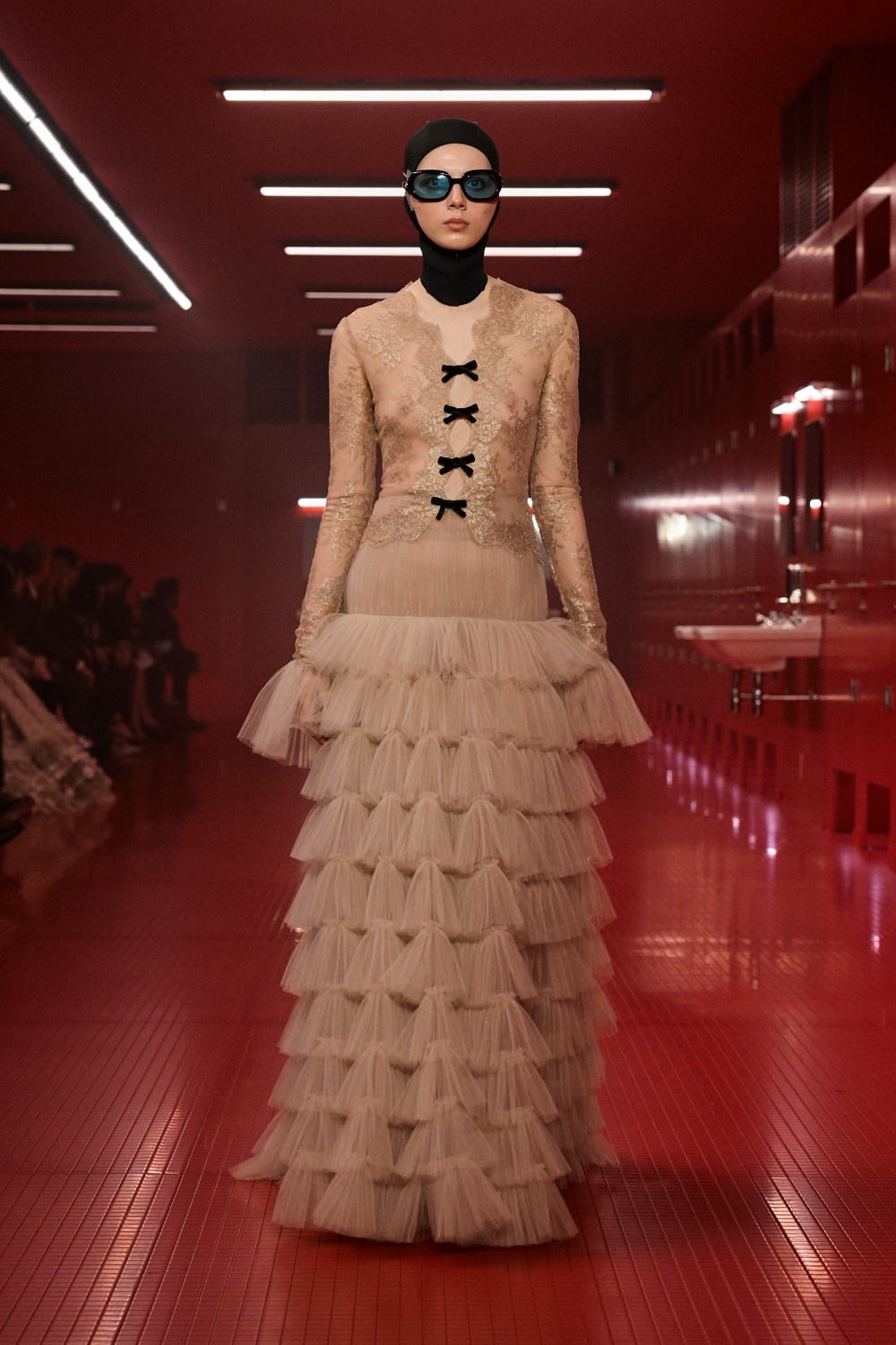 Cel mai recent spectacol Valentino se joacă cu intimitatea