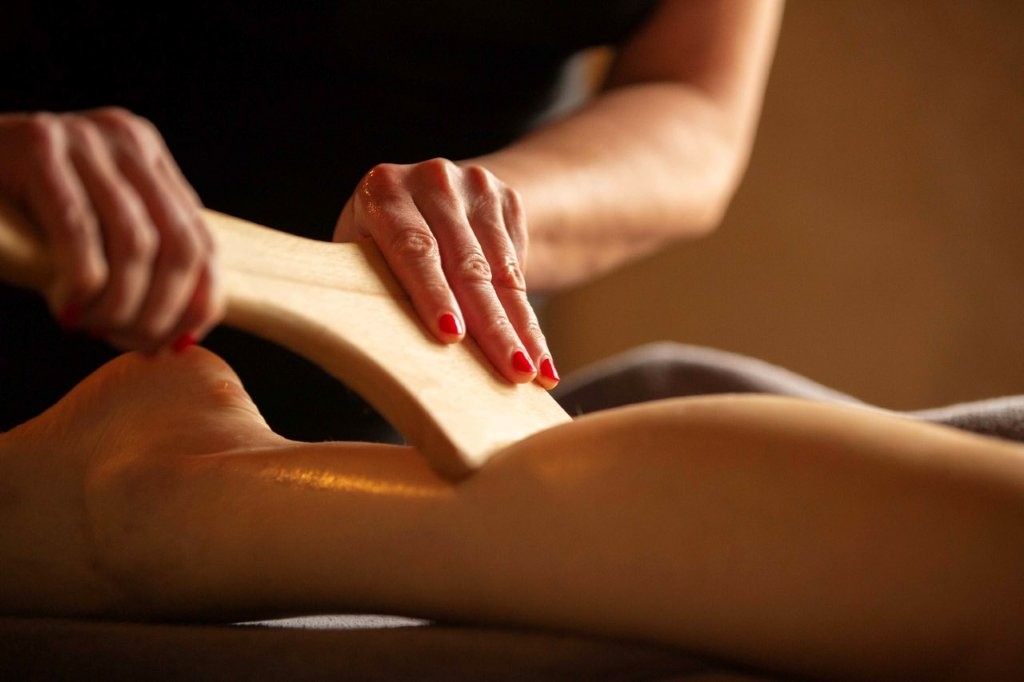 Sesiune de maderoterapie &icirc;n spa-ul holistic al hotelului Manor House