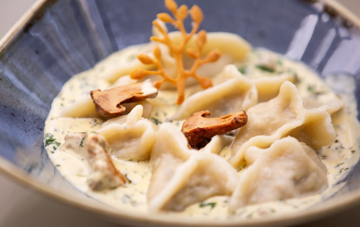 Bucătăria bazată pe plante este considerată una dintre cele mai creative, după cum confirmă concursul "Golden Artichoke 2025", în cadrul căruia au fost selectați cei mai buni bucătari vegani din Polonia. Małgorzata Figarska, jurat al concursului și șef al departamentului de catering al hotelului Manor House SPA, a declarat: "Mâncărurile din concurs au fost încântătoare prin diversitate și ingeniozitate. A fost o adevărată sărbătoare a bucătăriei pe bază de plante".