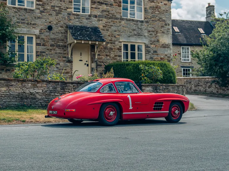 Mercedes roșu la licitație1