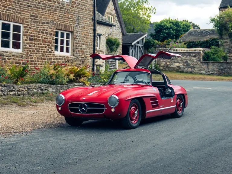 Mercedes roșu la licitație