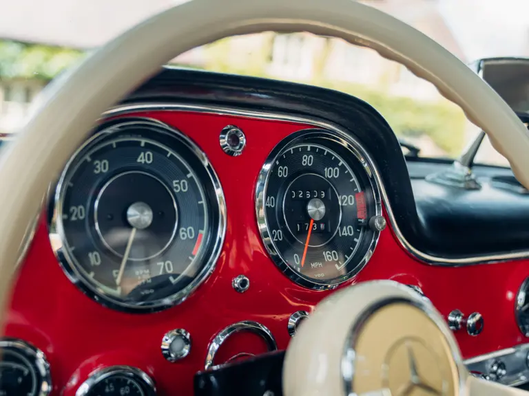 Mercedes roșu la licitație2