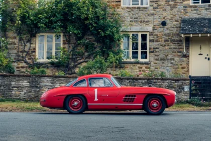 Mercedes roșu la licitație3