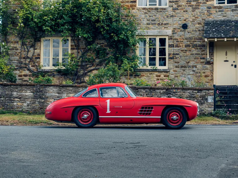 Mercedes roșu la licitație3