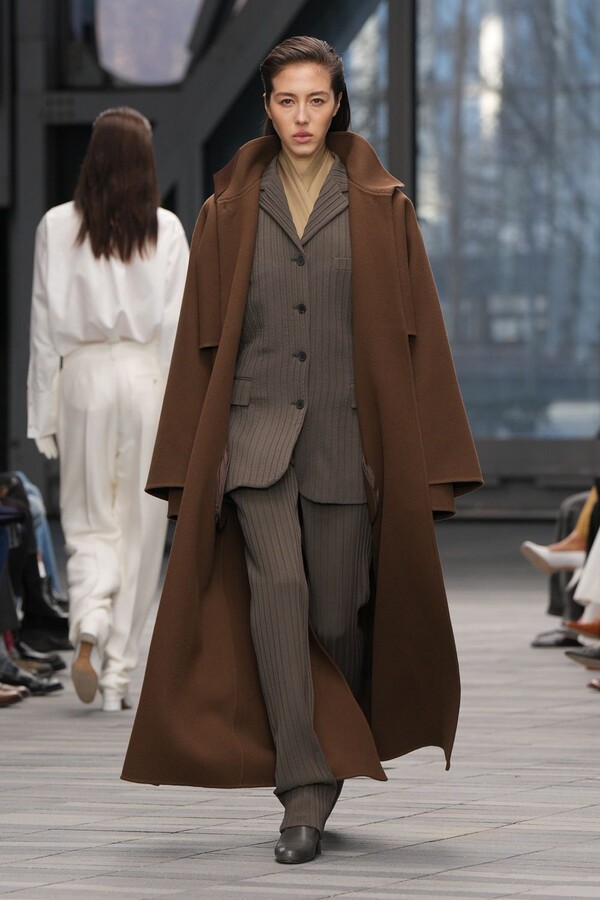 Calvin Klein &Icirc;ntre Mit și Prezent5