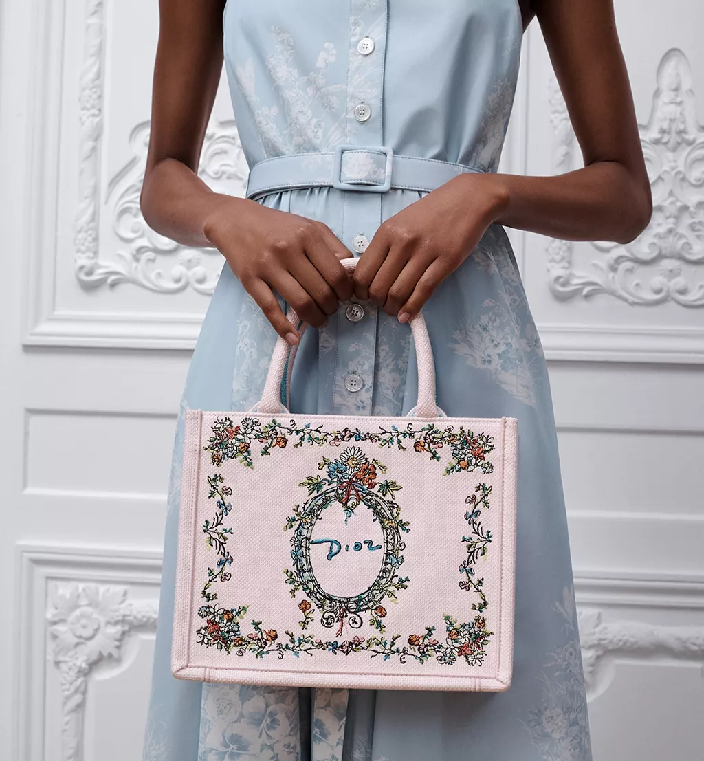 Dior Book Tote Când Cartea Devine Modă11