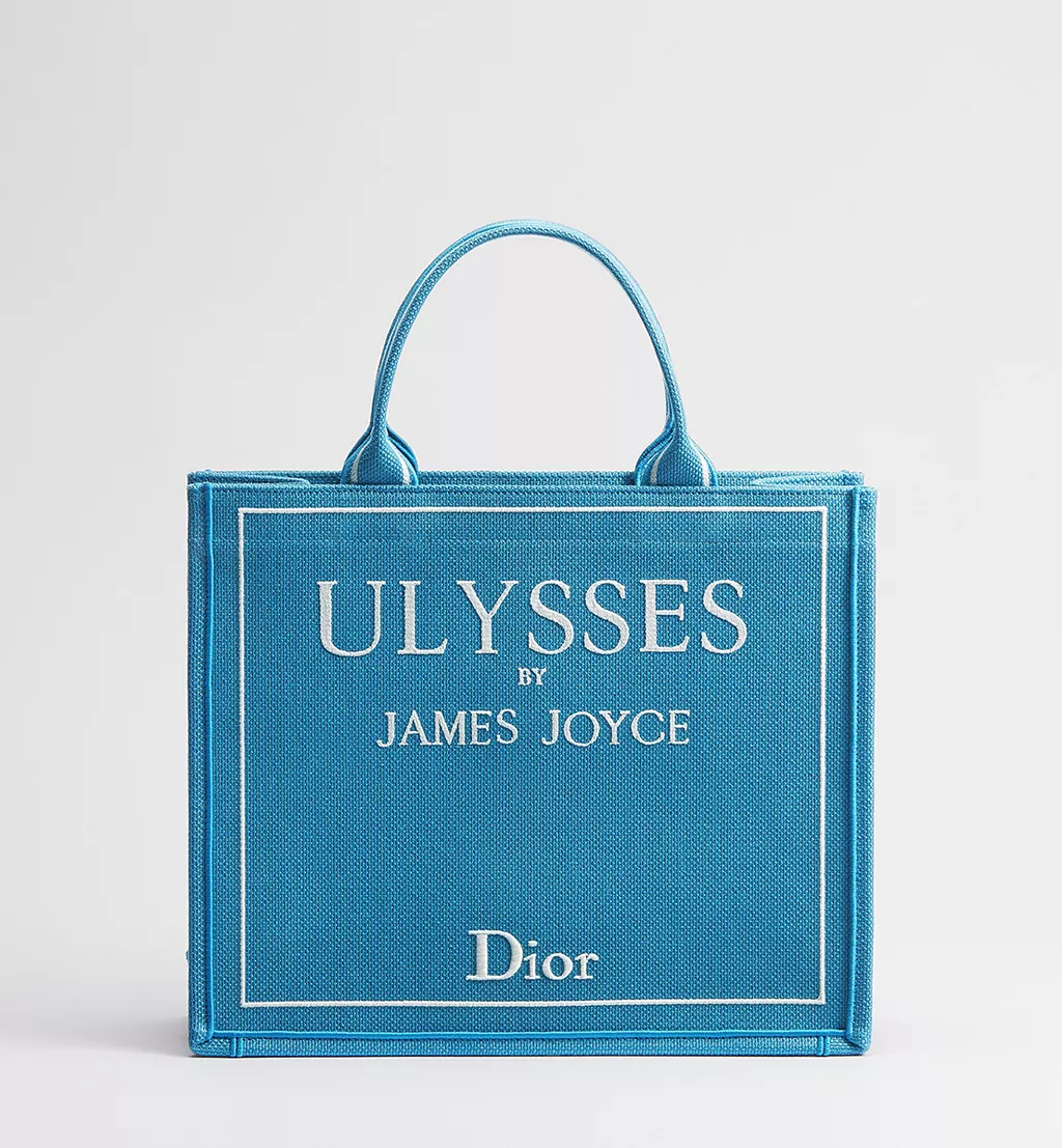 Dior Book Tote Când Cartea Devine Modă8