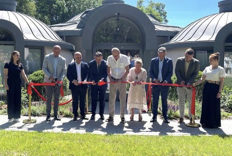 Ceremonia de Tăiere a Panglicii Casei Cupolă