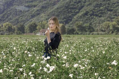 Margot Robbie la Grasse dezvăluie secretele Chanel N°5 2